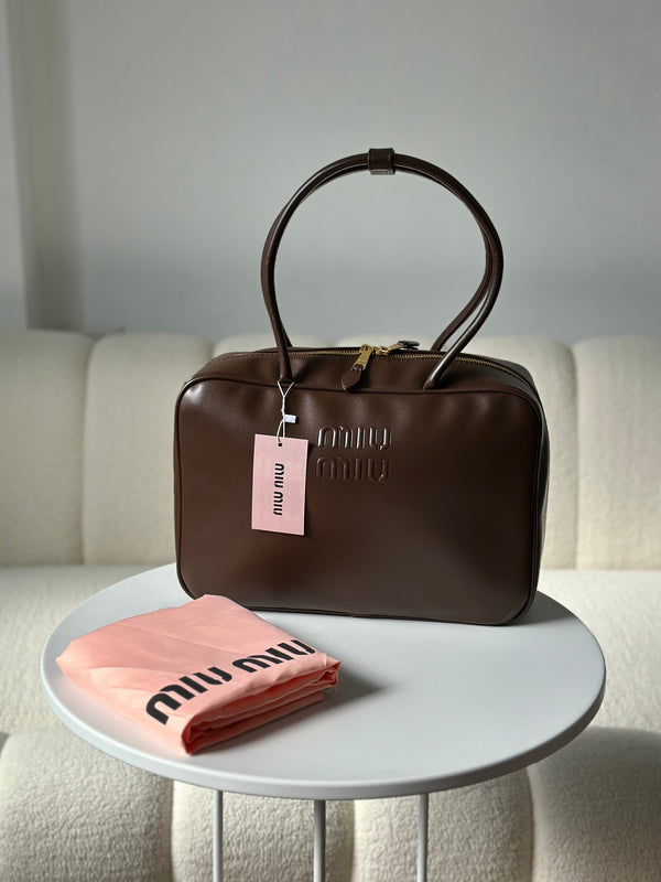 حقيبة ميو ميو مع ايد طويلة قاعدة 34سم 🤎