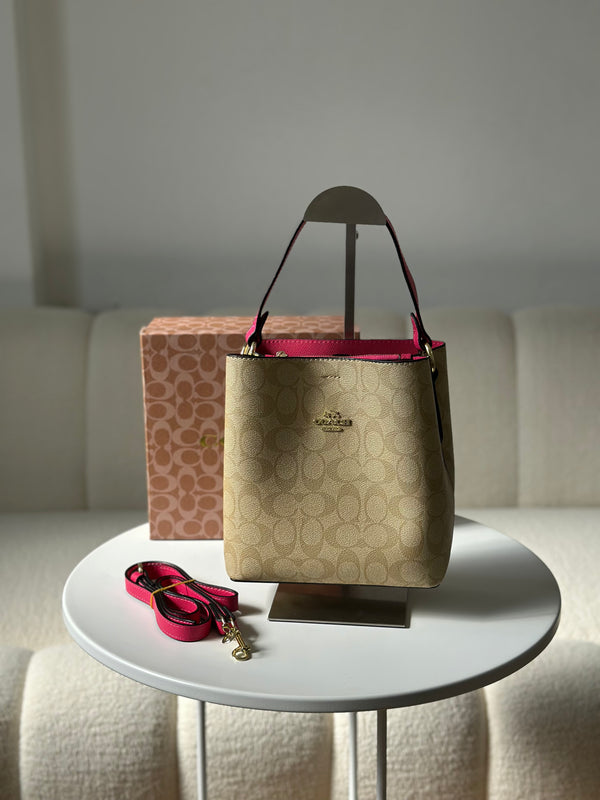 حقيبة كوتش بطانة زهري قاعدة 22سم مع حزام وعلبة🩷