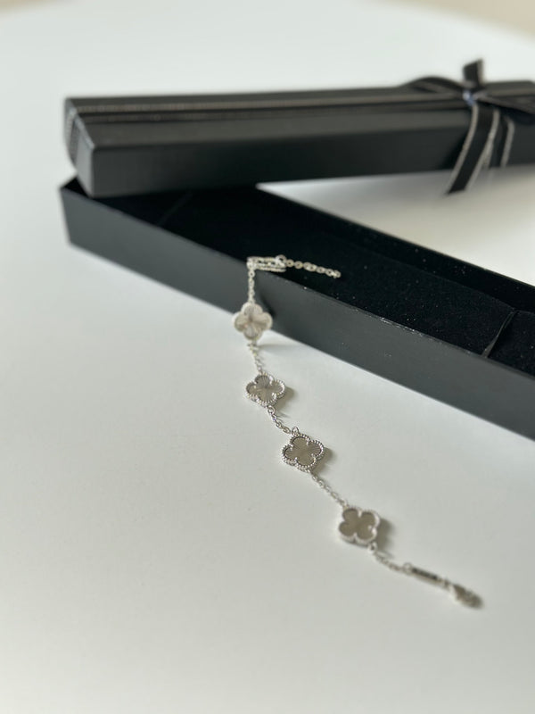 اسوارة فان كليف فضي خمس خرزات مختومة