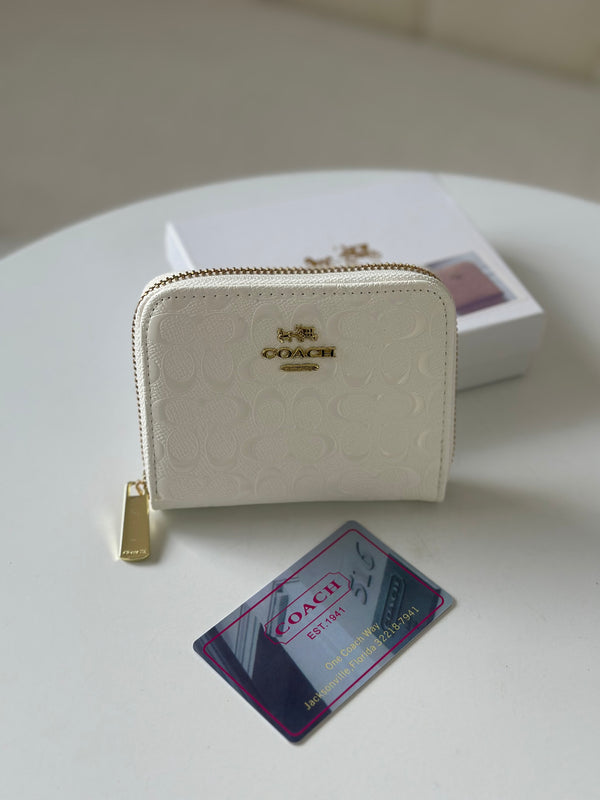 محفظة كوتش لامعه صغيرة🤍