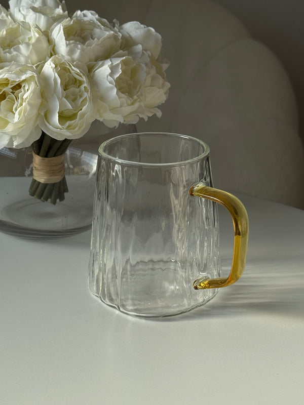 مج شفاف سادة مع يد أصفر 🌼