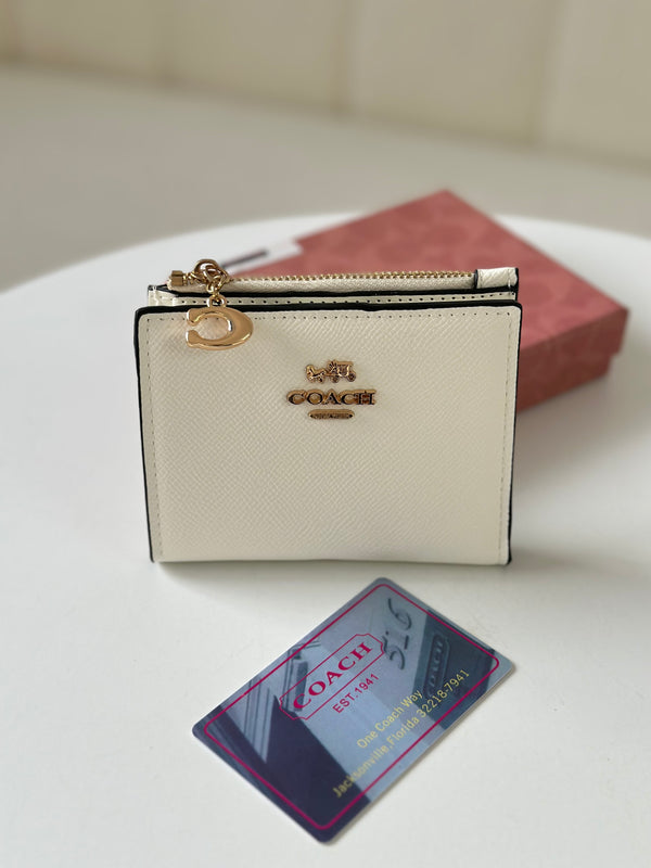 محفظة كوتش للبطاقات والنقود 🤍