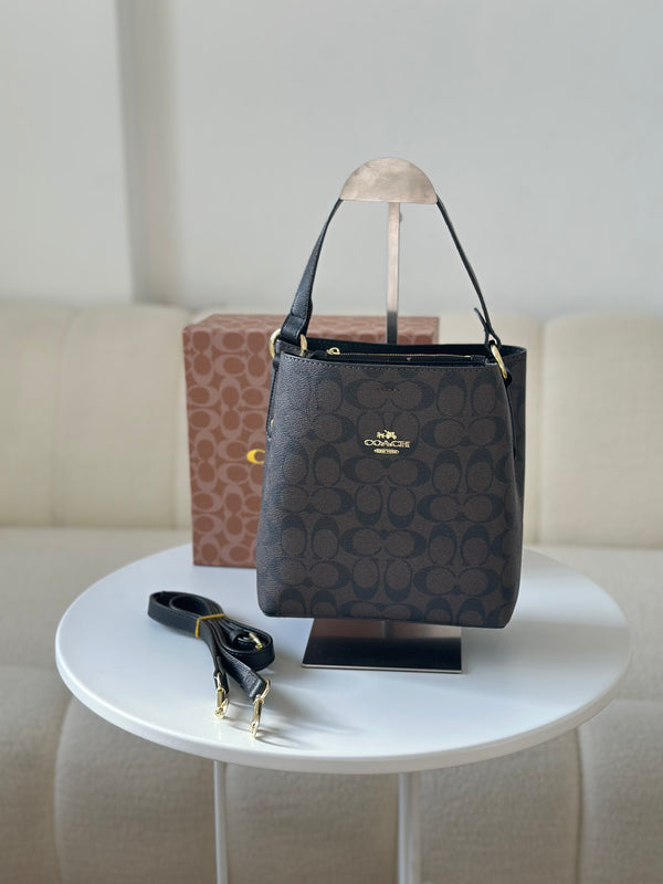 حقيبة كوتش بطانة اسود قاعدة 22سم مع حزام وعلبة 🤎