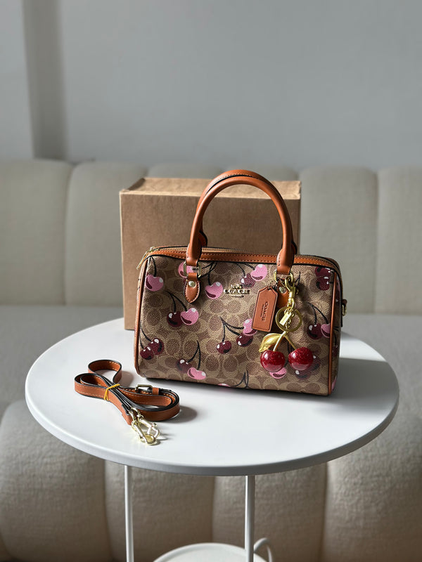 حقيبة كوتش قاعدة 25سم مع حزام وعلبة والكرزة🍒