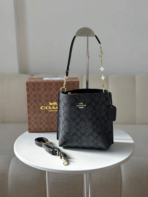 حقيبة كوتش بطانة اسود قاعدة21سم مع حزام وعلبة 🖤