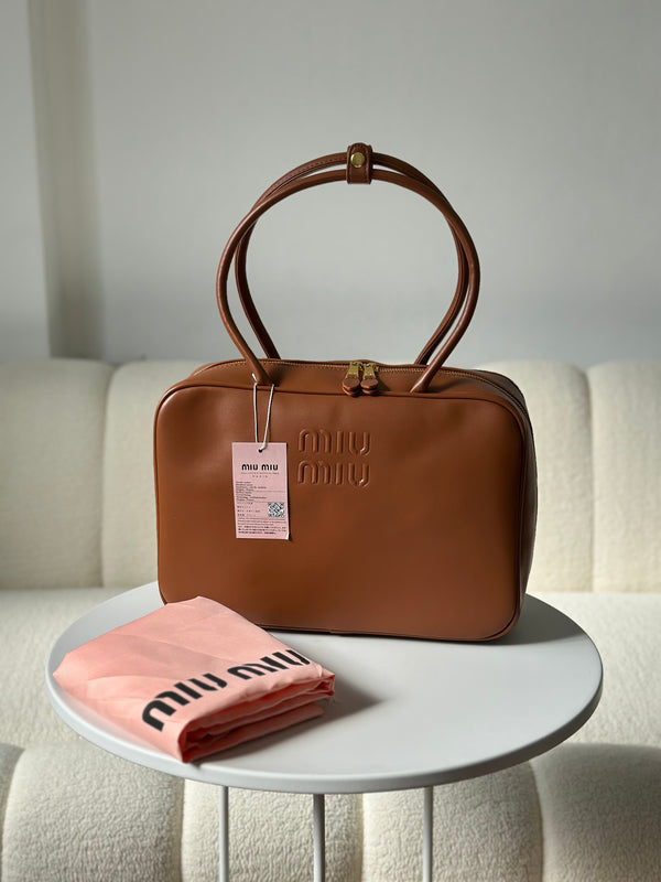 حقيبه ميو ميو مع ايد طويلة قاعدة 34سم🧡