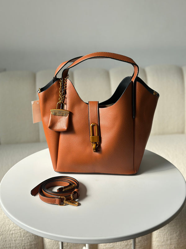 حقيبة جلدية مع حزام ومدالية علي شكل شنته قاعدة 24🧡