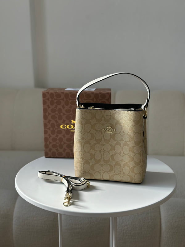 حقيبة كوتش بطانة اسود قاعدة 22سم مع حزام وعلبة🖤