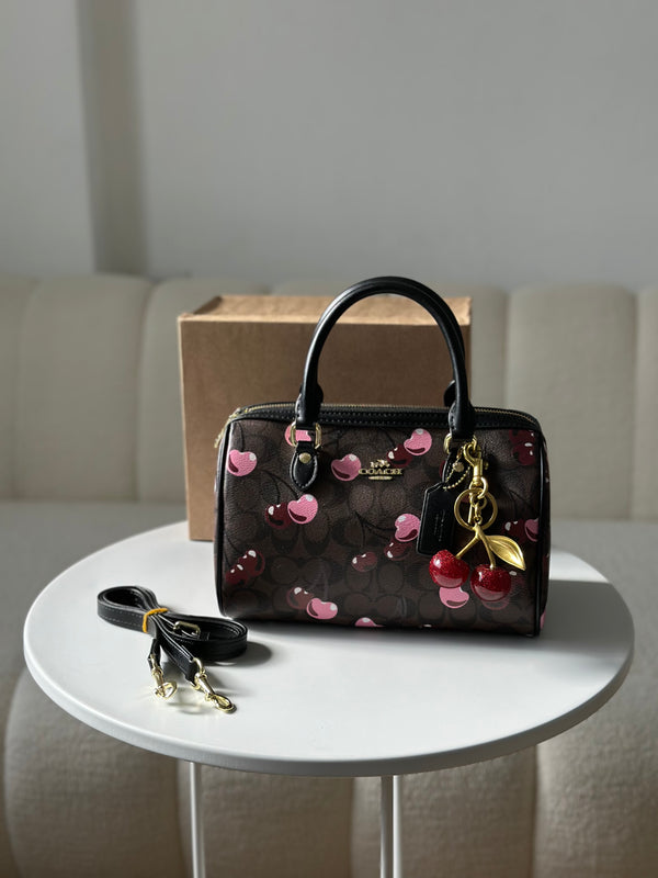 حقيبة كوتش قاعدة 25سم مع حزام وعلبة والكرزة🍒