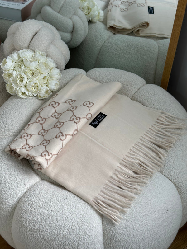 سكارف جوتشي وجه واحد ابيض🤍