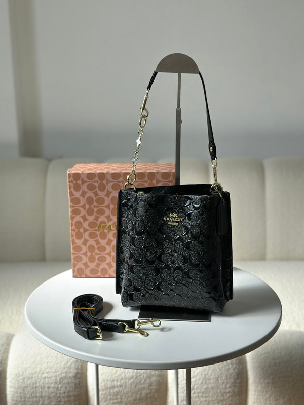 حقيبة كوتش لامعه بطانة اسود قاعدة 21سم مع حزام وعلبة 🖤