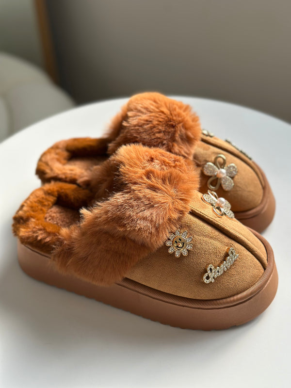 بابوج ugg مع تشارمز