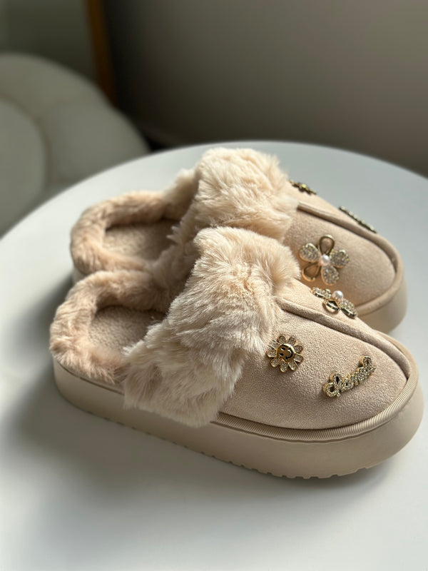 بابوج ugg مع تشارمز