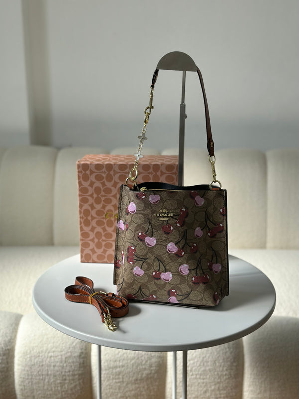 حقيبة كوتش قاعدة 22سم مع حزام وعلبة 🤎