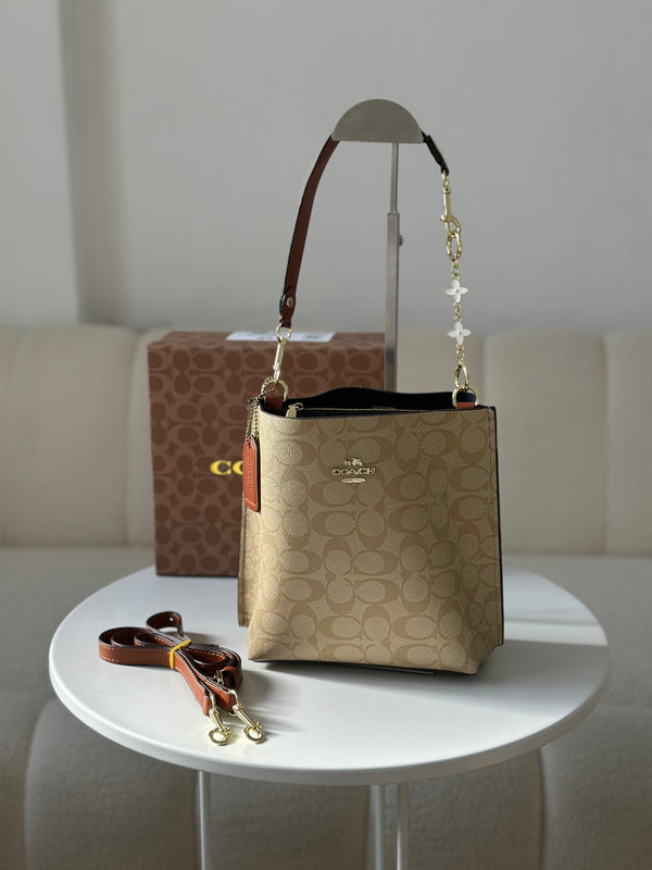 حقيبة كوتش بطانة اسود قاعدة21سم مع حزام وعلبة 🧡