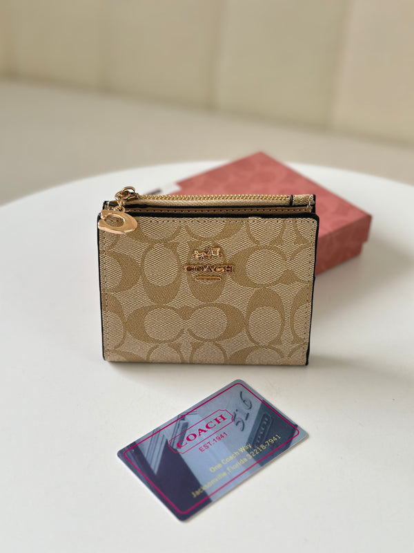 محفظة كوتش للبطاقات والنقود💛