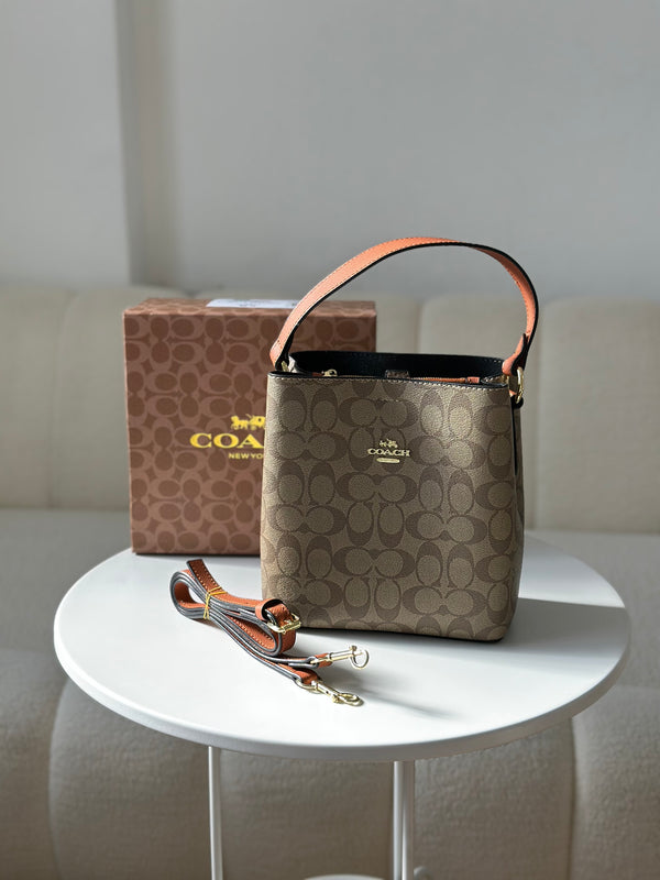 حقيبة كوتش بطانة اسود قاعدة 22سم مع حزام وعلبة🧡