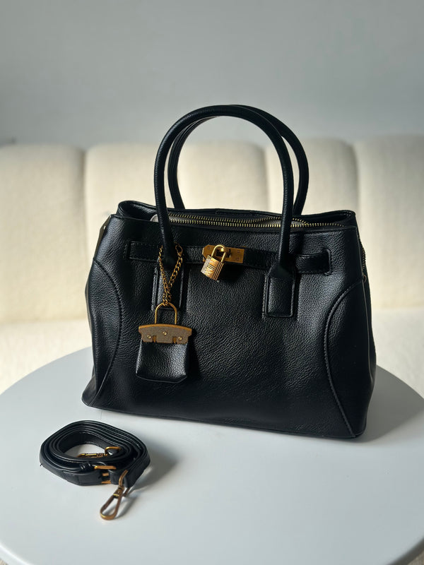 حقيبة جلدية باللون الاسود مع حزام ومدالية علي شكل شنته قاعدة30سم🖤