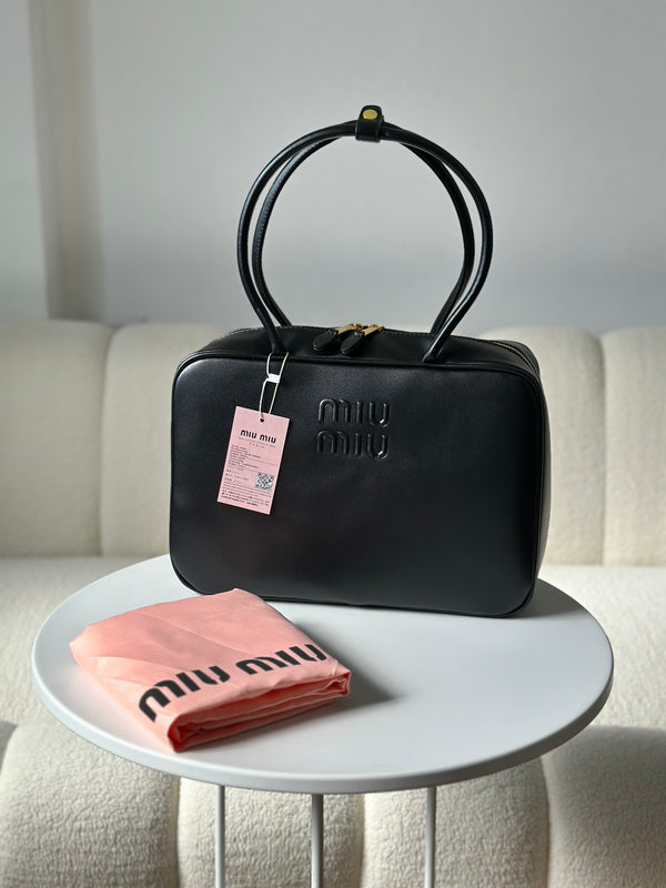 حقيبة ميو ميو مع ايد طويلة قاعدة 34سم 🖤