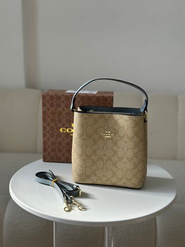 حقيبة كوتش بطانة ازرق قاعدة 22سم مع حزام وعلبة 🩵