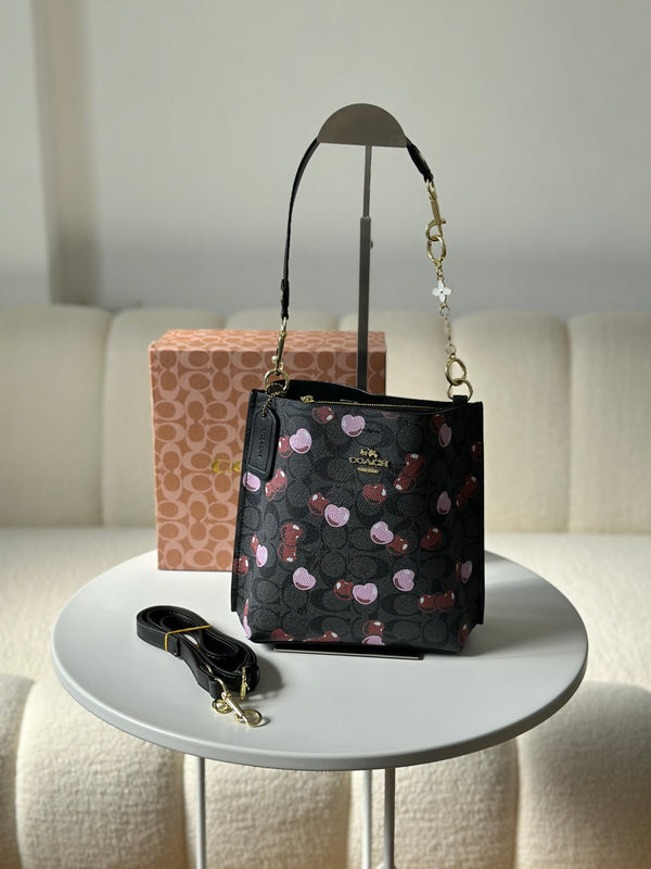 حقيبة كوتش قاعدة 22سم مع حزام وعلبة 🖤