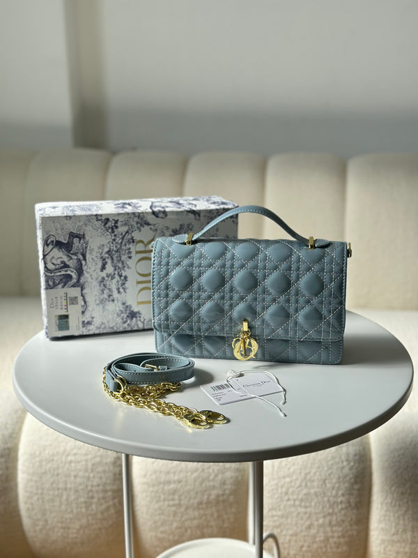 حقيبة ديور قاعدة 21سم مع حزام وعلبة 🩵