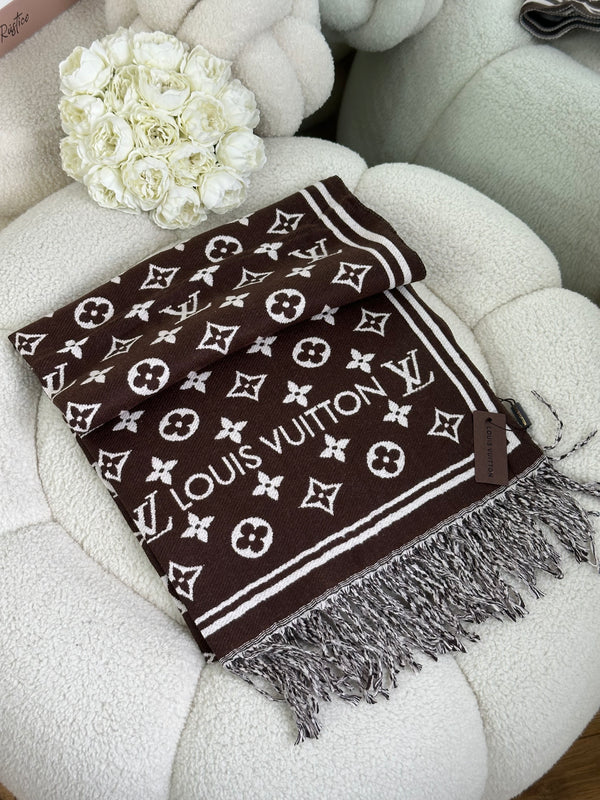 سكارف LV وجهين  بني وابيض🤎