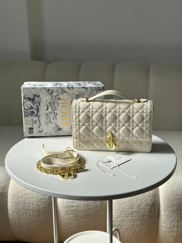 حقيبة ديور قاعدة 21سم مع حزام وعلبة🤍