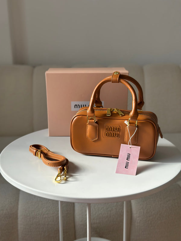 حقيبة ميوميو مع حزام وعلبة قاعدة 19سم🧡