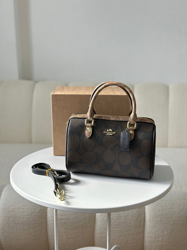 حقيبة كوتش قاعدة 25سم مع حزام وعلبة 🤎