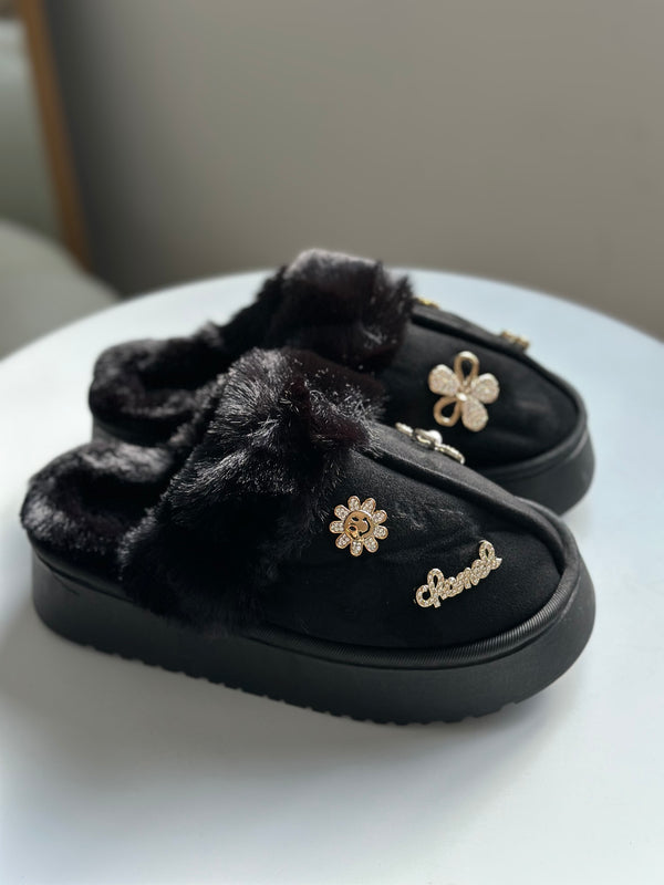 بابوج ugg مع تشارمز