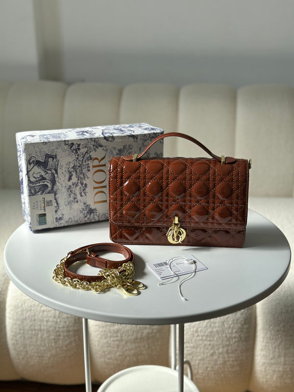 حقيبة ديور قاعدة 21سم مع حزام وعلبة🤎