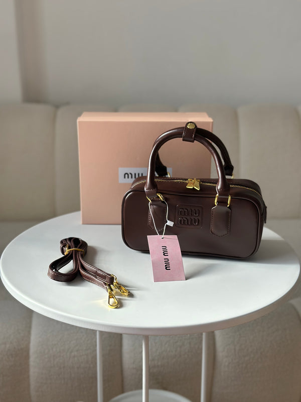 حقيبة ميوميو قاعدة 19سم مع حزام وعلبة 🤎