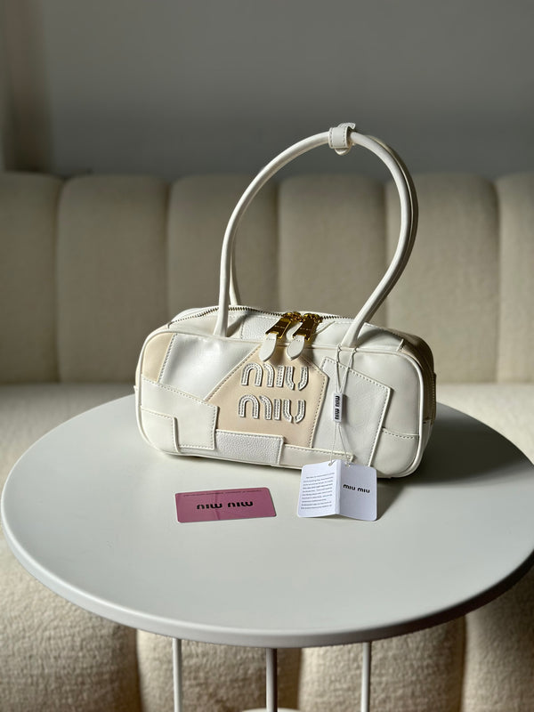 حقيبة ميوميو مع ايد طويلة قاعدة 24سم🤍