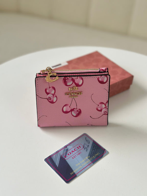 محفظة كوتش كرزة للبطاقات والنقود💗