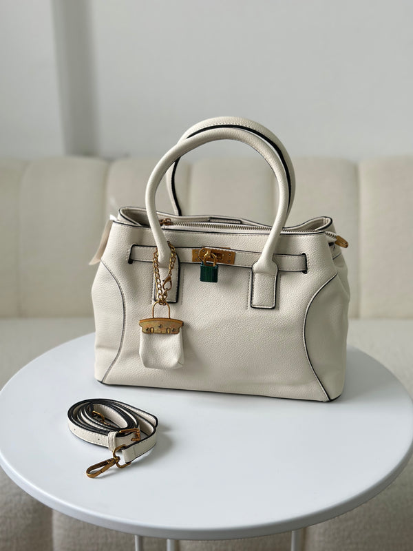 حقيبة جلدية مع حزام ومدالية علي شكل شنته قاعدة 30🤍