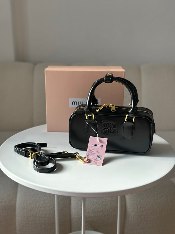 حقيبة ميوميو مع حزام وعلبة قاعدة 19سم🖤